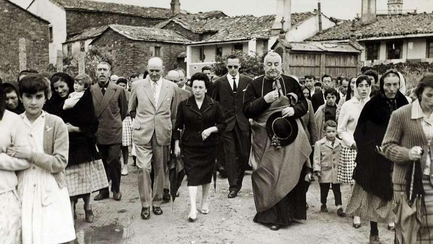 Clero y fieles cantan letanías en 1960 en las fincas cedidas por vecinos para la nueva iglesia