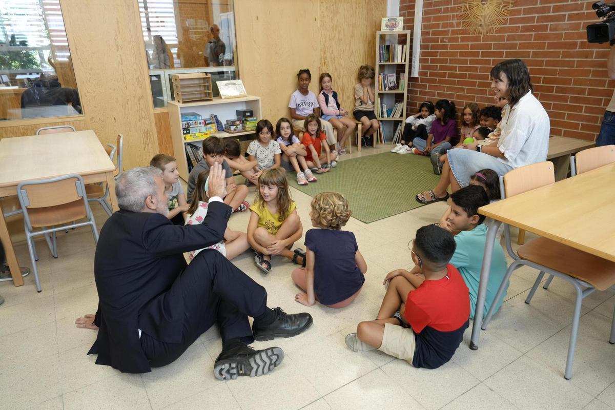 Vuelta al cole en el Institut Escola Les Arts, que ha sido visitado por el alcalde de Barcelona, Jaume Collboni.