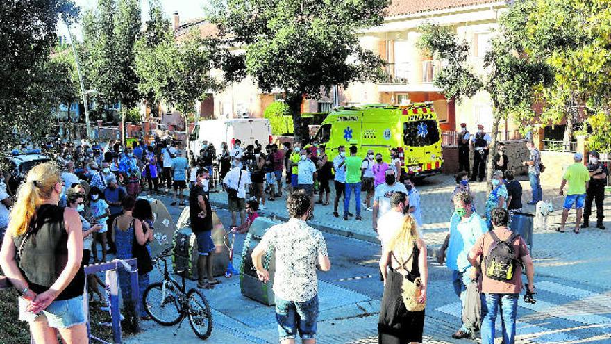 Concentración frente a una casa okupada en la calle Barcelona de Pallejà, en la Ciudad Condal.