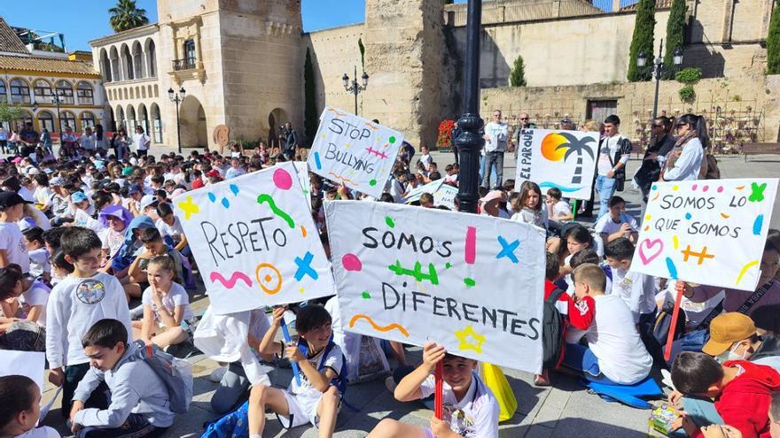 Niños de Infantil y Primaria se convierten en &quot;superhéroes contra el acoso&quot; en Palma del Río