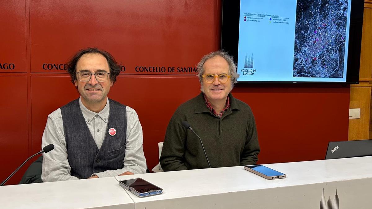 Domínguez, en rolda de prensa co xefe de servizo de Obras e Proxectos, Antonio Ranedo, este venres en Santiago