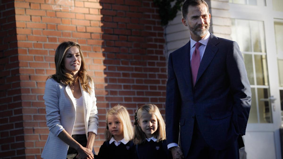 Los príncipes Felipe y Letizia, junto a las infantas Leonor y Sofía, el primer día de colegio de las pequeñas, el pasado 14 de septiembre.