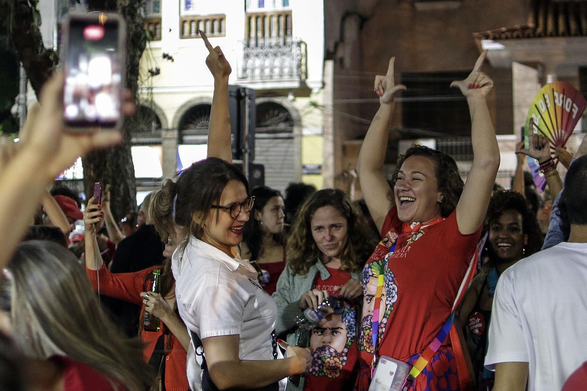 Ciudadanos esperan el resultado de las elecciones generales en Brasil