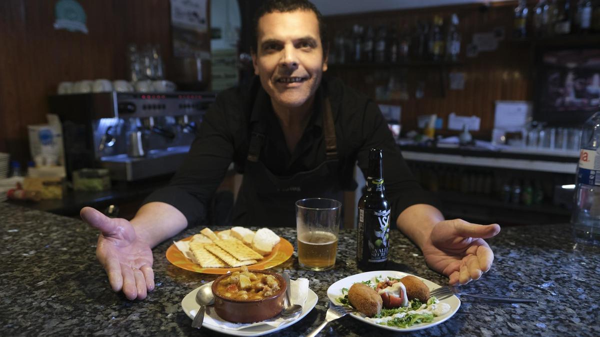 Juan Manuel Guerra, propietario del bar-restaurante Mi Cielo, muestra algunos de los platos que ofertará.