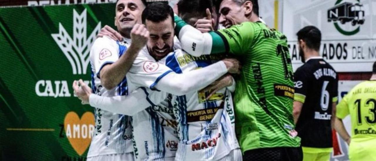 Celebración de un gol por parte del Caja Rural Atlético Benavente.