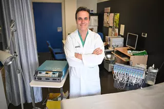 Antonio Arroyo, cirujano jefe en el Hospital General de Elche: "Es clave que la población participe en el cribado precoz del cáncer colorrectal"