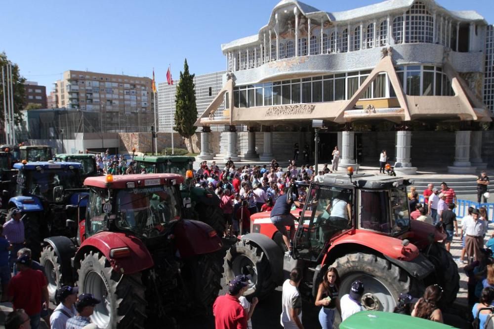 Protesta de agricultores en la Asamblea Regional