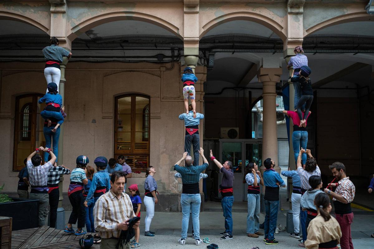 Esquerdats, la colla castellera que ensaya en la Modelo