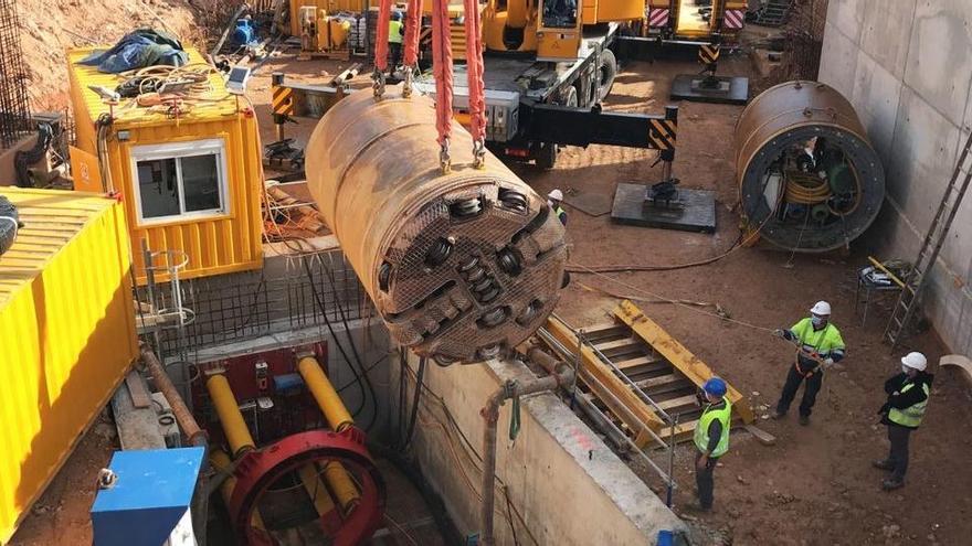 Der 45 Tonnen schwere Bohrer arbeitet sich in acht Meter Tiefe langsam voran.