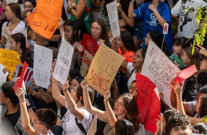 Alumnos del IEs Miguel Hernández protestan contra el calor en las aulas