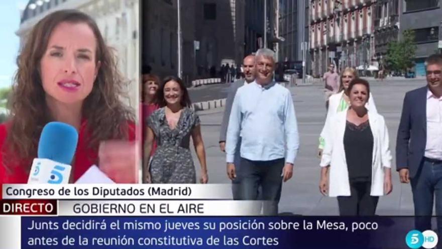 Una reportera de Telecinco escup mentre fa una retransmissió en directe sobre la Mesa del Congrés