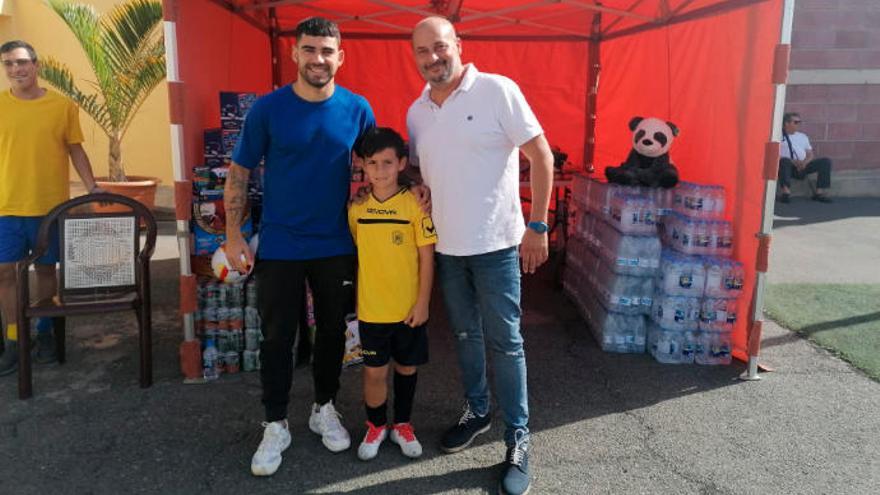 Tana, ayer, durante el acto de recogida de alimentos con el Arinaga.