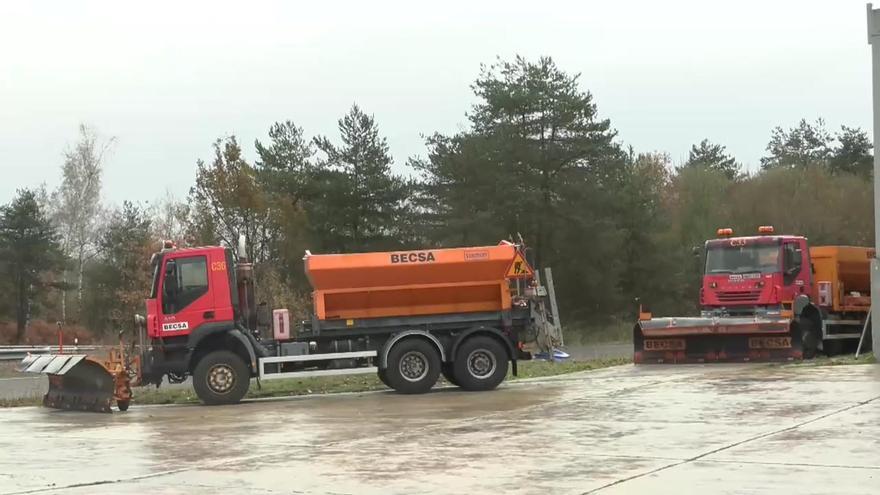 Máquinas quitanieves listas para entrar en funcionamiento en el peaje de Altube, en Álava
