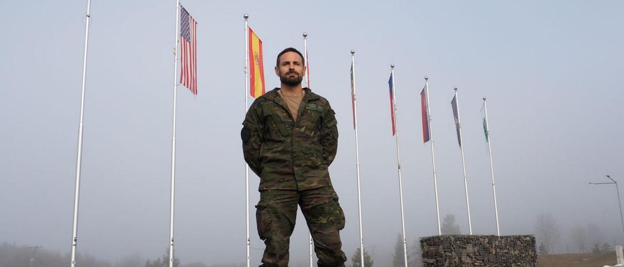 El comandante López en la plaza del acuartelameinto presidida por las banderas de la Fuerza.