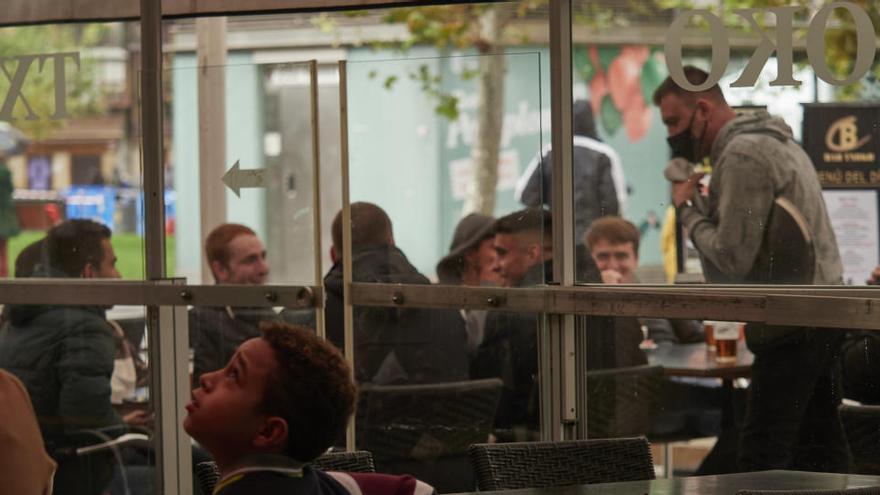 Ambiente en una terraza ubicada en una calle de Pamplona.