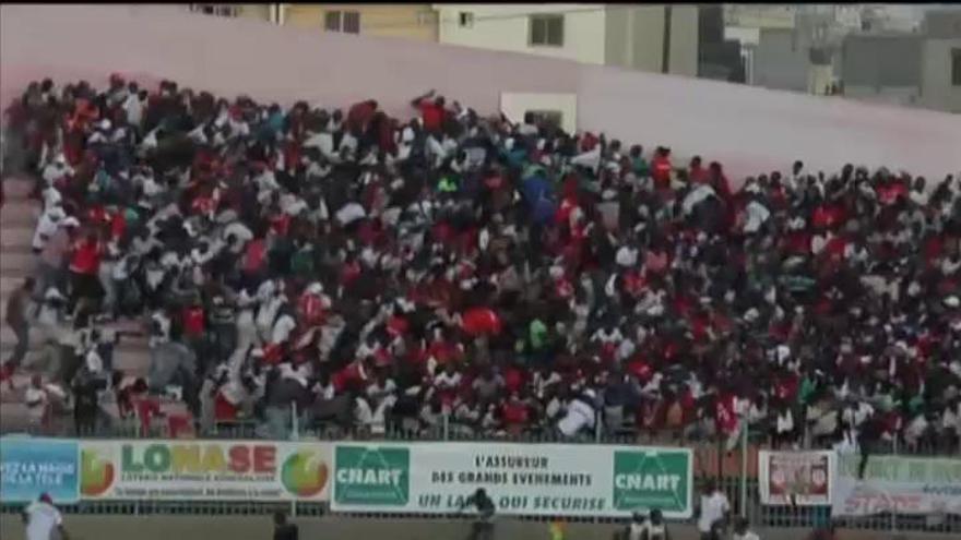 Nueve muertos al ceder un muro en un estadio de Dakar