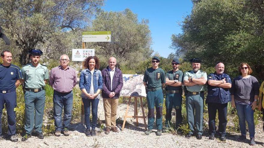 La consellera con otras autoridades en la presentación de las señales en escorca