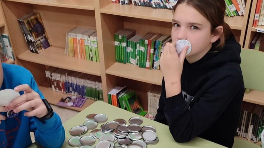 Alumnos en pleno proceso de fabricación de las chapas. | L.O.