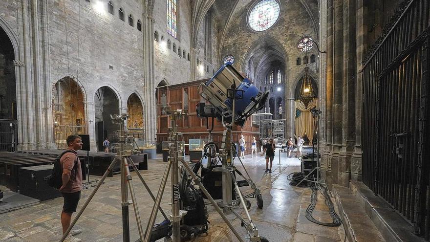 El secretisme de la productora i els curiosos marquen el primer dia de rodatge d'"Enredados" a Girona