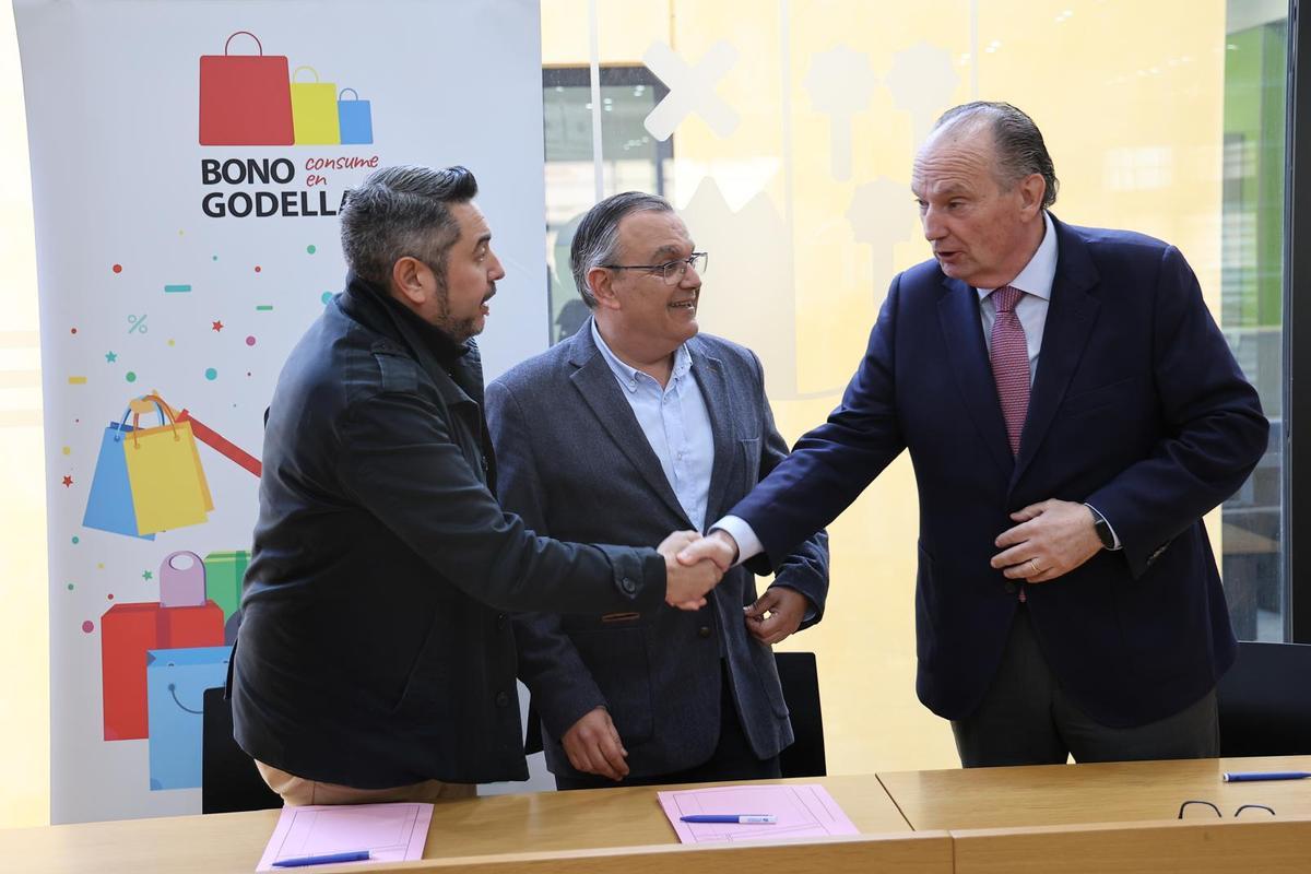 La firma del convenio permitirá modernizar el sistema del Bono Comercio.
