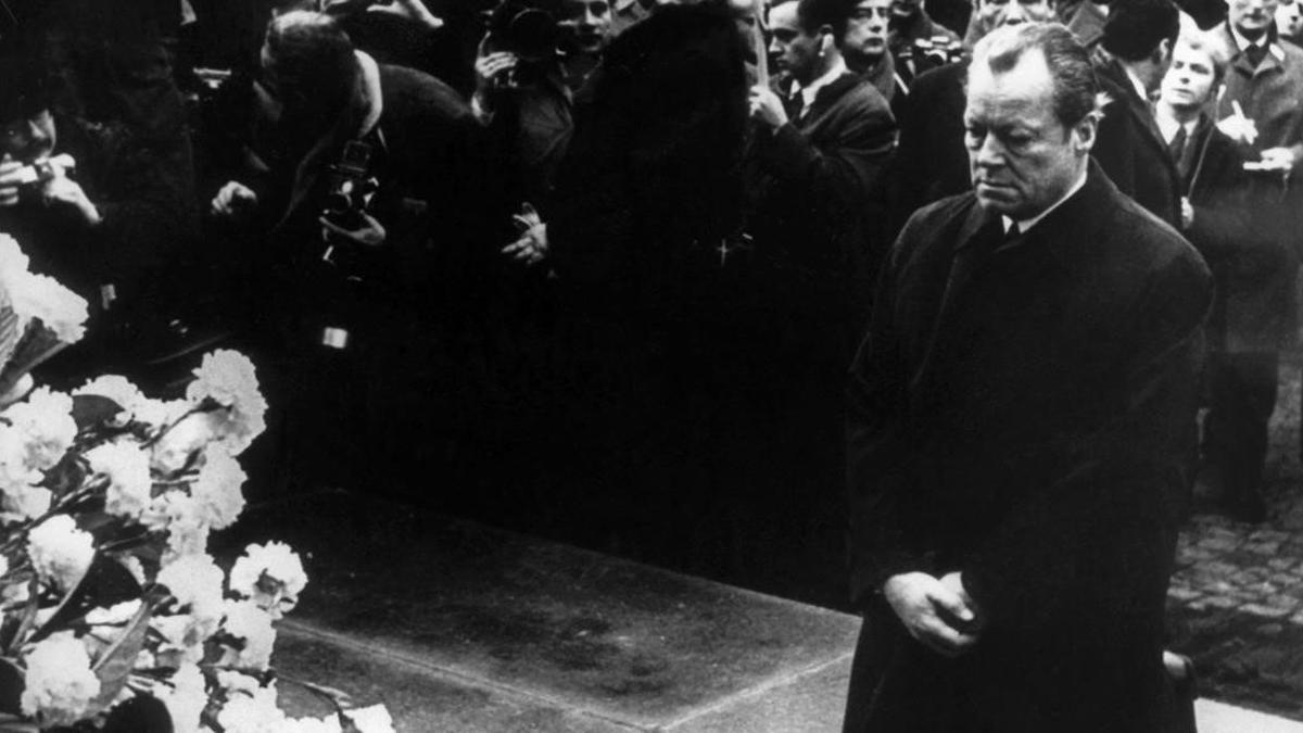 FILED - 07 December 1970  Poland  Warsaw  German chancellor at that time  Willy Brandt  fell to his knees in front of the monument to Ghetto Heroes in the Polish capital Warsaw to commemorate the millions of victims of Hitler s dictatorship  Photo  - dpa    (Foto de ARCHIVO)  07 12 1970 ONLY FOR USE IN SPAIN