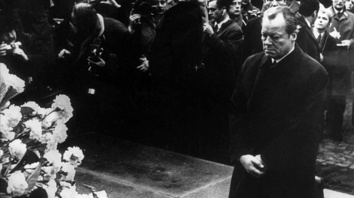 FILED - 07 December 1970  Poland  Warsaw  German chancellor at that time  Willy Brandt  fell to his knees in front of the monument to Ghetto Heroes in the Polish capital Warsaw to commemorate the millions of victims of Hitler s dictatorship  Photo  - dpa    (Foto de ARCHIVO)  07 12 1970 ONLY FOR USE IN SPAIN