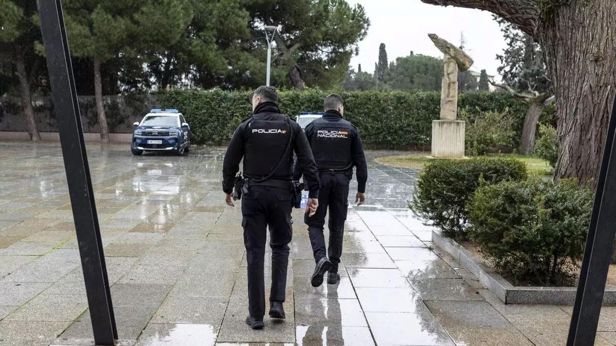 Agentes de la Policía Nacional en la capital extremeña.