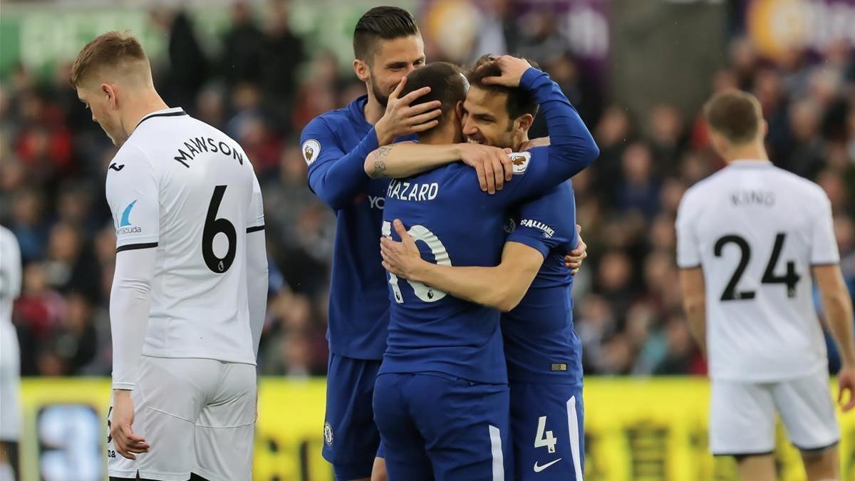 Fàbregas se abraza a sus compañeros del Chelsea tras marcar ante el Swansea.