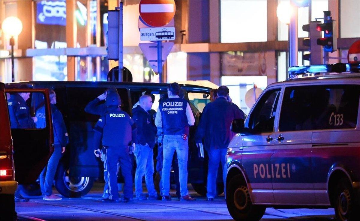 Momento en el que la policía llega al lugar del tiroteo, en Viena.