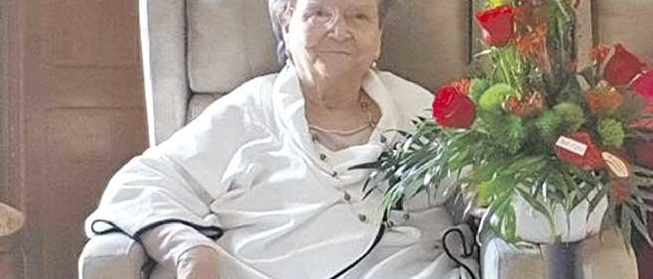 Catalina Grau, feliz a sus 88 años, sentada en un sillón del agradable chalet donde reside.