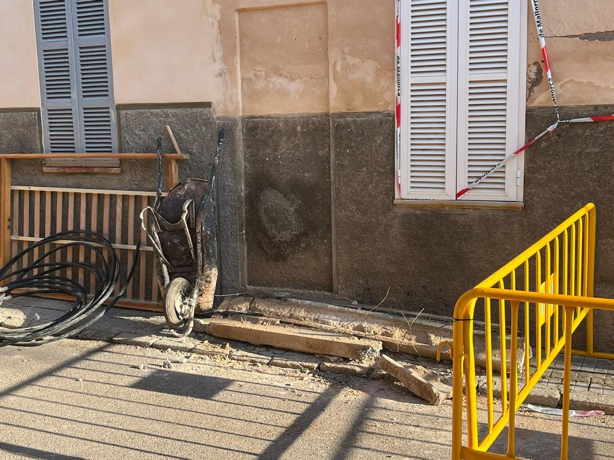 Restos de una viga a las puertas de la vivienda donde se produjo el derrumbe.