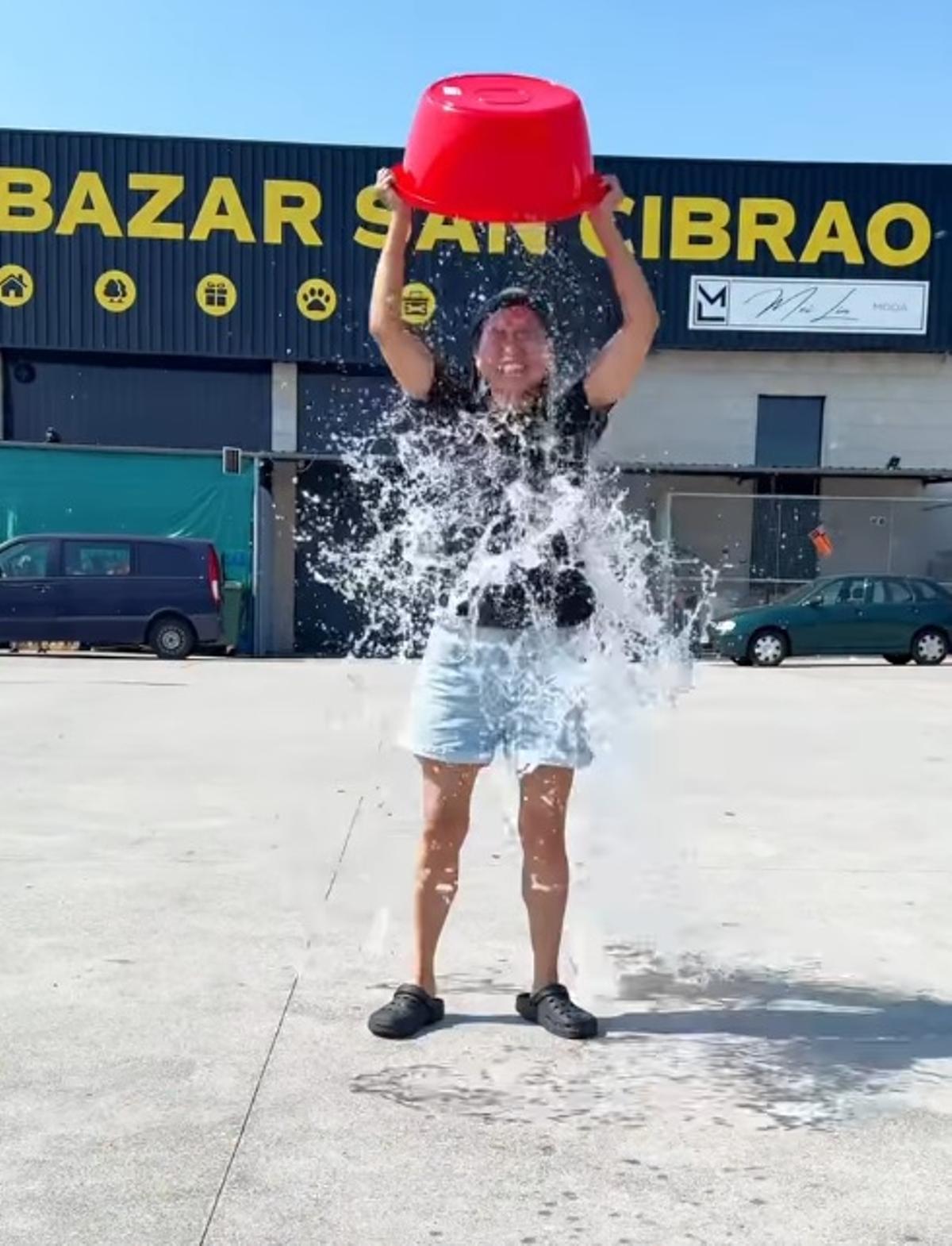 En uno de sus vídeos se tira agua encima, contra el calor ourensano.