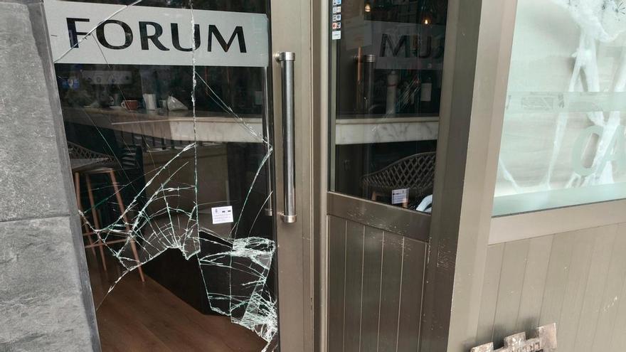 Tres locales asaltados con tapas de alcantarilla en una noche en A Coruña