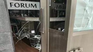 Tres locales asaltados con tapas de alcantarilla en una noche en A Coruña
