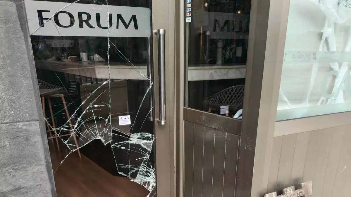 Tres locales asaltados con tapas de alcantarilla en una noche en A Coruña