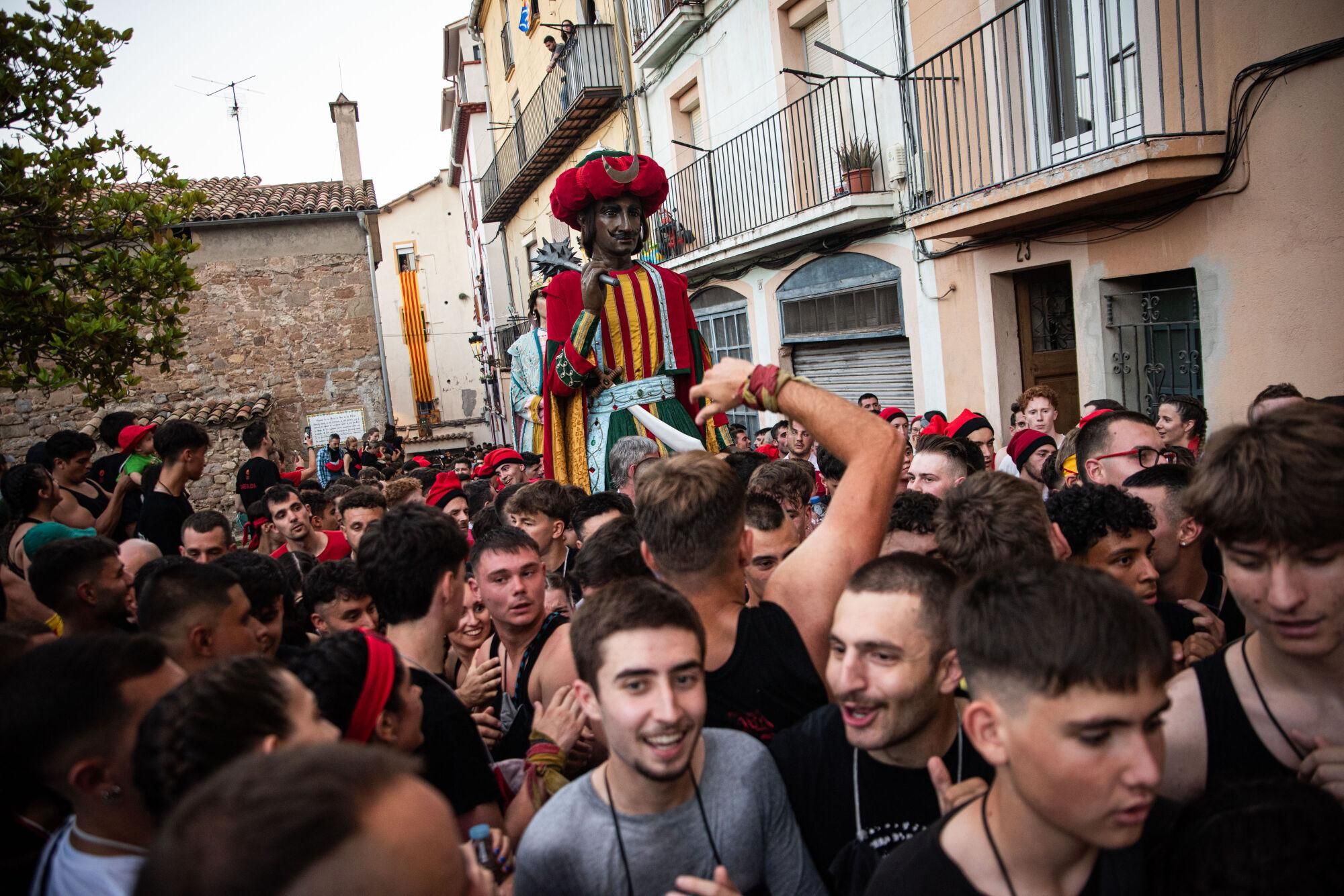 Les millors fotos dels primers salts del passacarrers de la Patum 2025