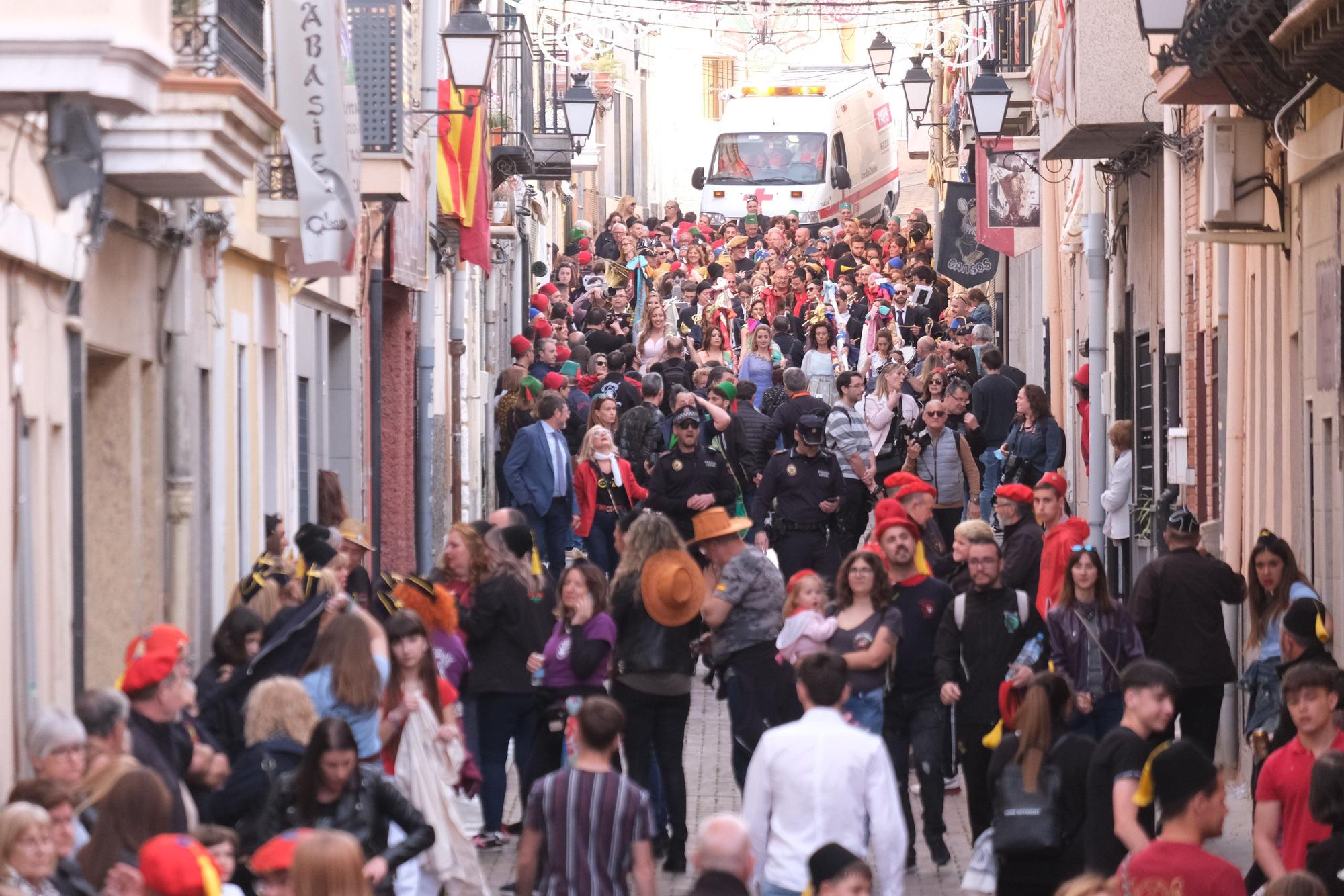 Fiesta de Els Capitans y desfile de abanderadas de Moros y Cristianos de Petrer, en imágenes