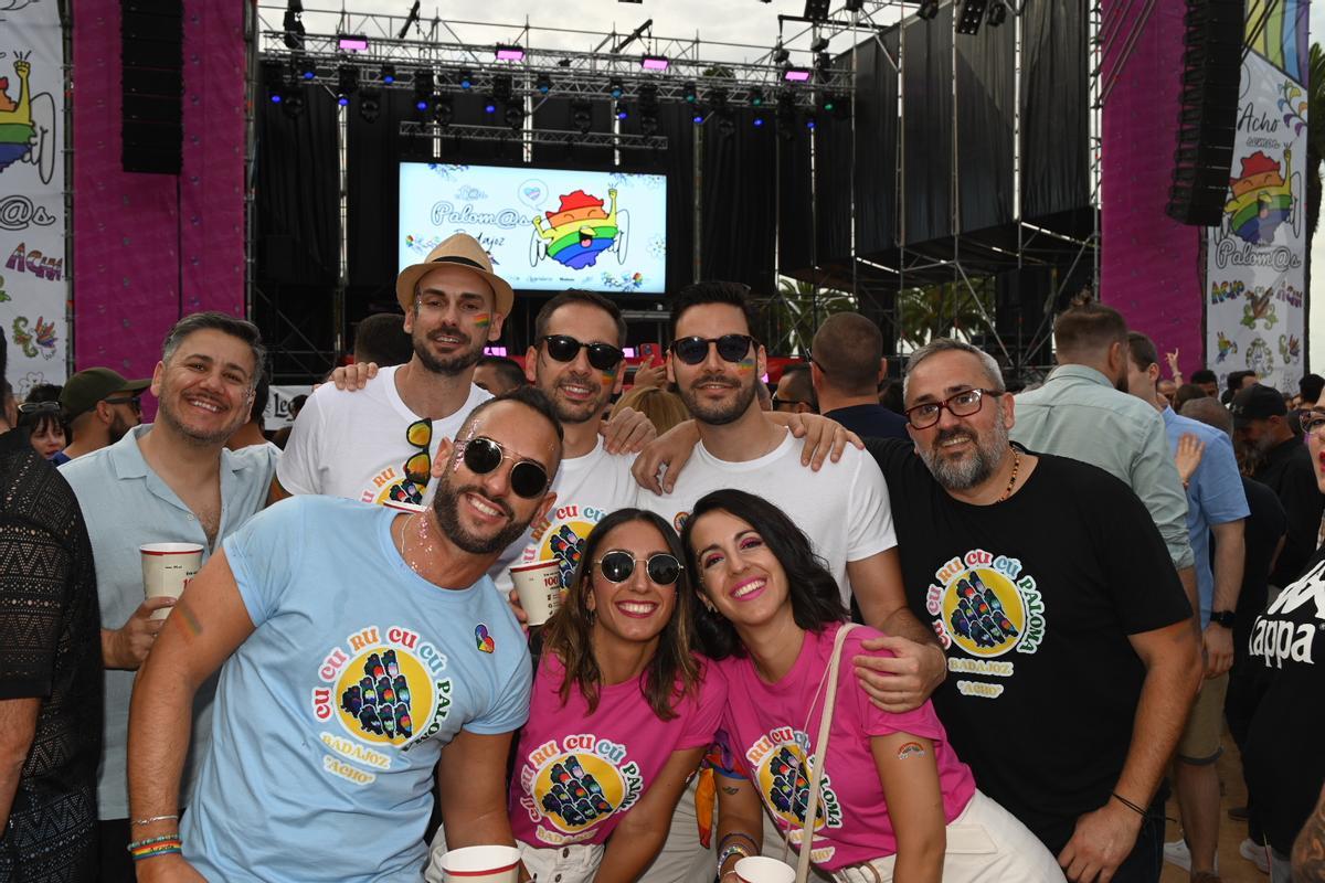 Un grupo de amigos lucen camisetas con el 'Cucurrucucu Paloma' y frases de Lola Flores.