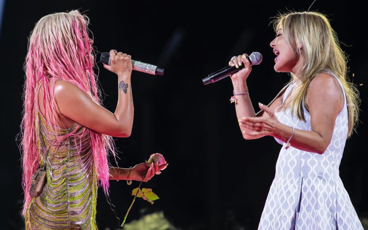 Karol G sube a Amaia Montero al escenario