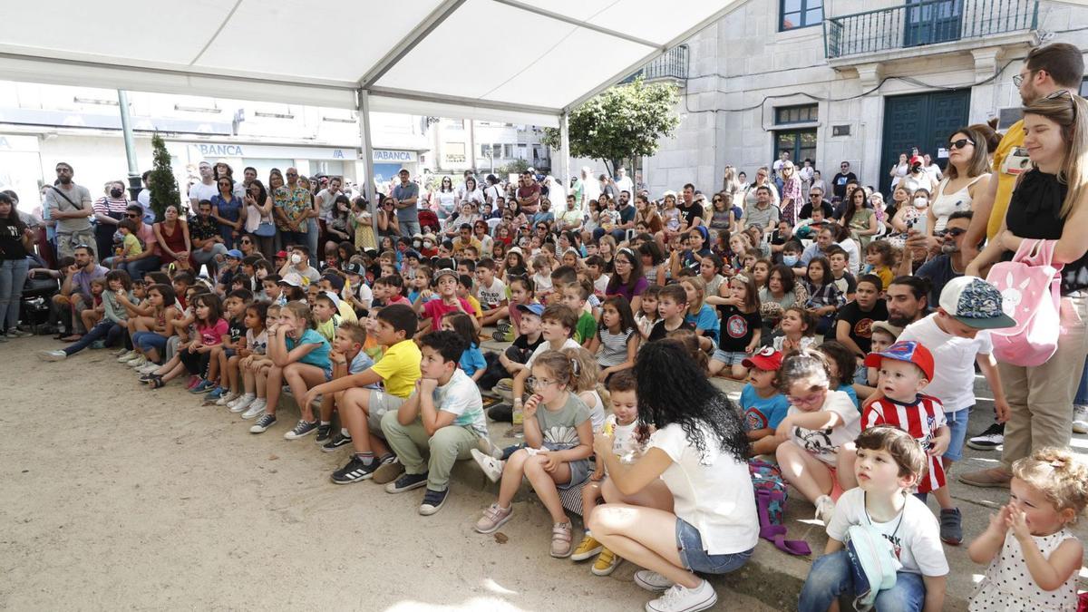 Cientos de niños siguen el
festival en la carpa situada 
frente al Concello.   | // R. GROBAS