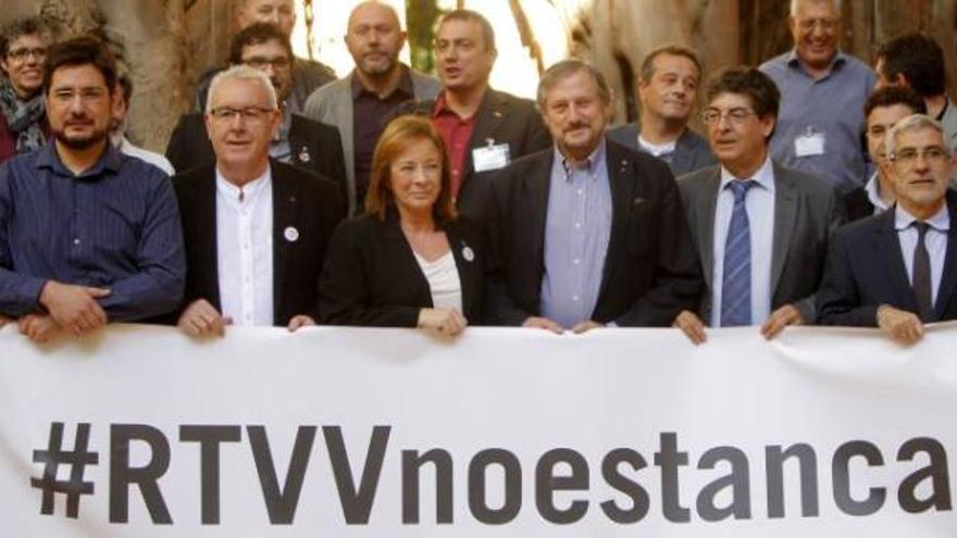 Los dirigentes de IU, entre ellos Ignacio Blanco, Cayo Lara, Marga Sanz, Diego Valderas y Gaspar Llamazares, ayer en las Corts.