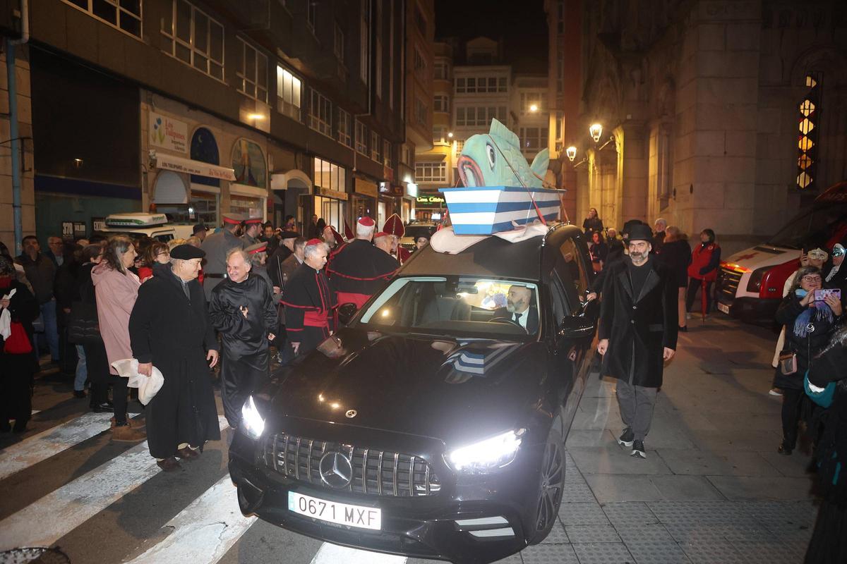 A Coruña llora el fin del Entroido en el entierro de la sardina