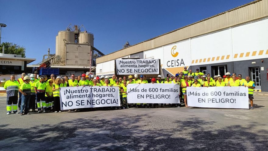 Trabajadores de la cementera de El Pajar protestan contra el desmantelamiento del puerto de Santa Águeda