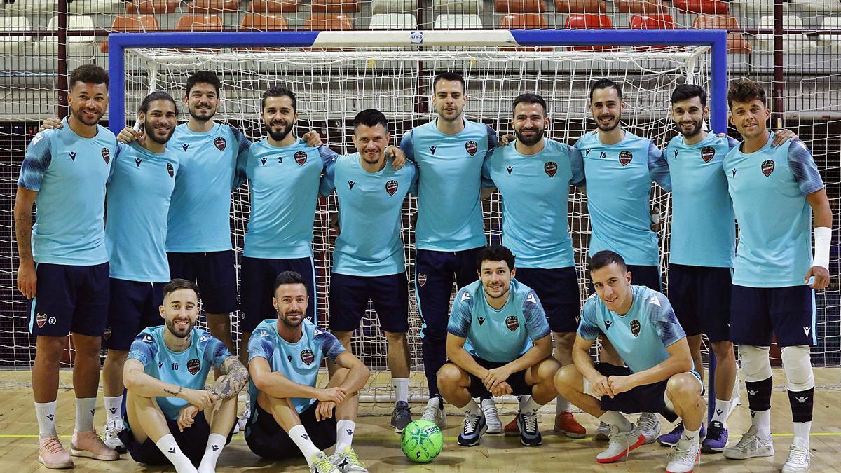 La plantilla del Levante FS posó ayer para este periódico de cara al transcendenta partido de mañana en Valdepeñas. | M.A. MONTESINOS