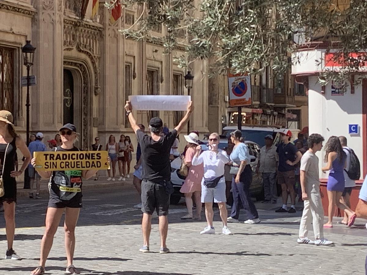 Turistas durante la protesta antitaurina de Palma.