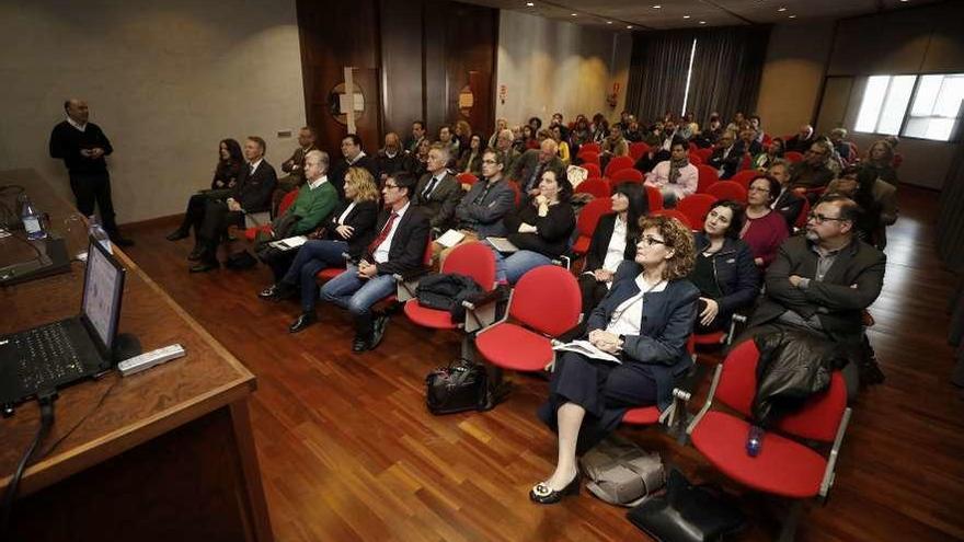 Participantes ayer en la Cámara de Comercio de Oviedo en el encuentro entre empresarios e investigadores; en primer término, a la derecha, Elena Domínguez.