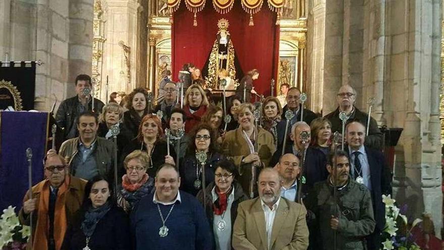 Foto de familia de los mayordomos y directivos, junto a la Soledad.