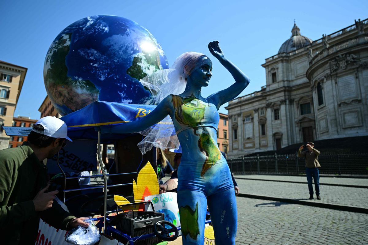 Una mujer seguidora del movimiento Fridays for future, caracterizada en la marcha celebrada en Roma.