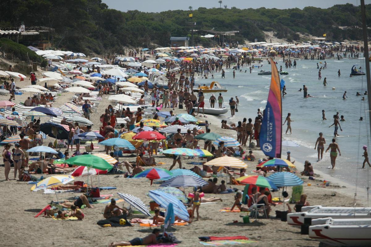 La isla de Ibiza es el destino turístico más masificado de España