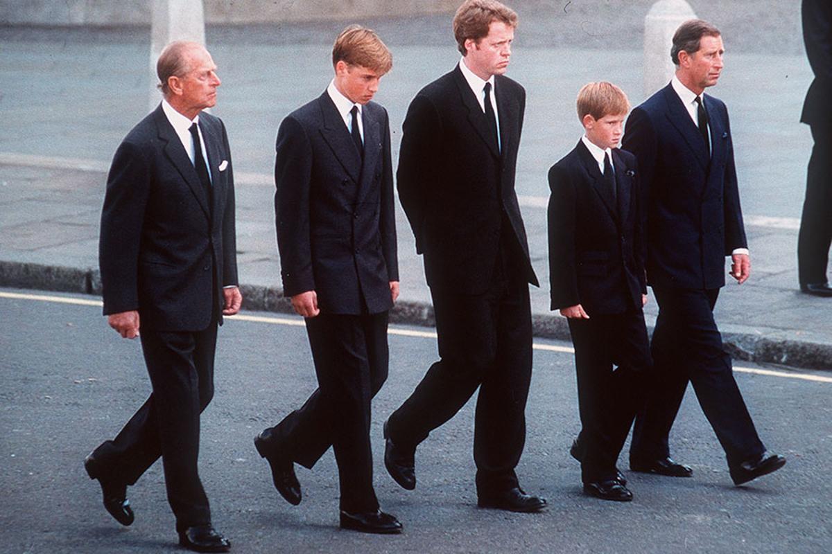 El Duque de Edimburgo y el Príncipe Harry, durante el funeral de Lady Di